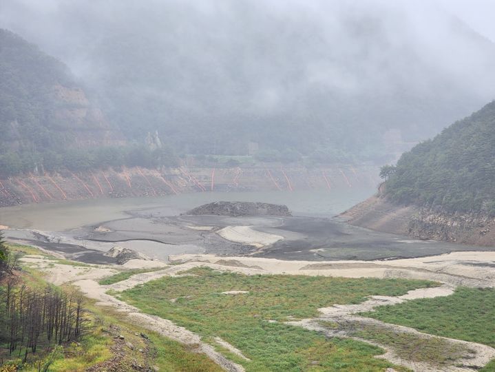 [강릉=뉴시스] 강릉 오봉저수지 상류지역에 60mm가량 단비가 내린 가운데 물안개가 자욱한 오봉저수지 모습.2025.09.13 grsoon815@newsis.com *재판매 및 DB 금지
