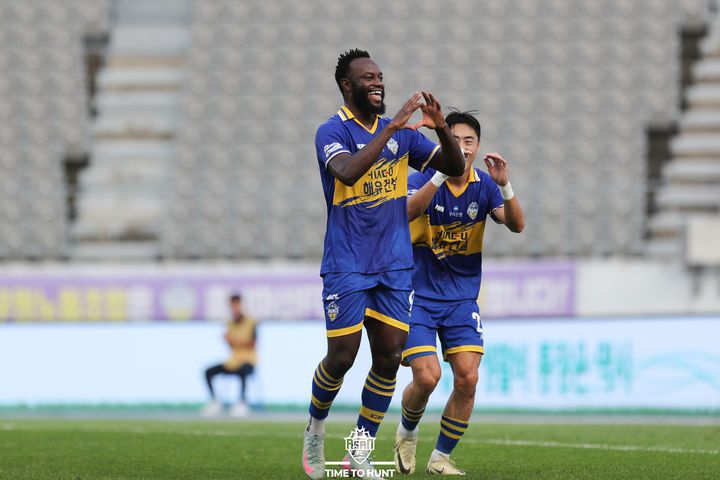 [천안·아산=뉴시스] 충남아산FC 공격수 은고이가 득점 후 세레머니를 하고 있다. (사진=충남아산FC 제공) 2025.09.13 photo@newsis.com *재판매 및 DB 금지