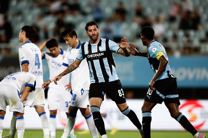 [천안·아산=뉴시스] 천안시티FC 공격수 브루노가 득점에 성공한 후 서둘러 복귀하고 있다. (사진=천안시티FC 제공) 2025.09.13 photo@newsis.com *재판매 및 DB 금지