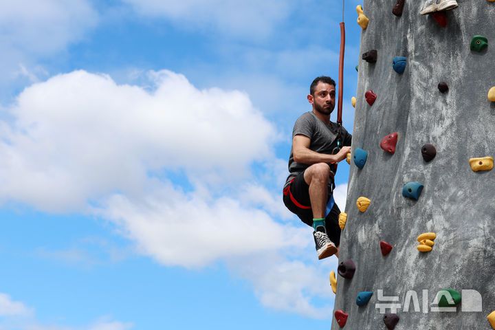 [서울=뉴시스] 조성우 기자 = 13일 서울 종로구 광화문광장에서 열린 2025 서울 익스트림 스포츠 페스티벌 참가자가 클라이밍 체험을 하고 있다. 2025.09.13. xconfind@newsis.com
