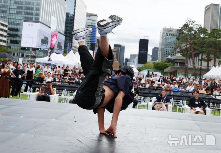 [서울=뉴시스] 조성우 기자 = 13일 서울 종로구 광화문광장에서 열린 2025 서울 익스트림 스포츠 페스티벌에서 브레이킹대회 참가 선수가 멋진 춤을 선보이고 있다. 2025.09.13. xconfind@newsis.com