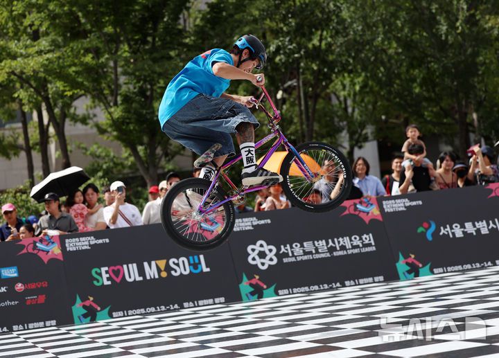 [서울=뉴시스] 조성우 기자 = 13일 서울 종로구 광화문광장에서 열린 2025 서울 익스트림 스포츠 페스티벌에서 BMX 선수들이 퍼포먼스를 선보이고 있다. 2025.09.13. xconfind@newsis.com