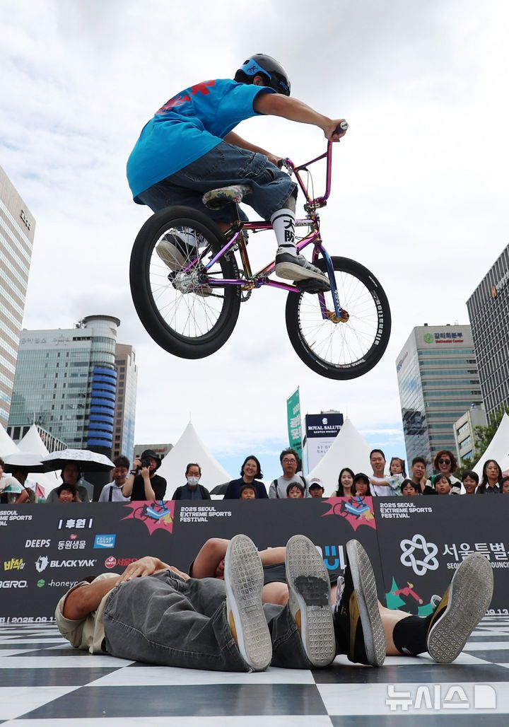[서울=뉴시스] 조성우 기자 = 13일 서울 종로구 광화문광장에서 열린 2025 서울 익스트림 스포츠 페스티벌에서 BMX 선수들이 퍼포먼스를 선보이고 있다. 2025.09.13. xconfind@newsis.com