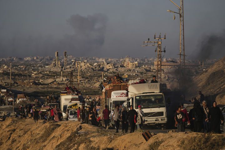 [가자시티=AP/뉴시스] 13일(현지 시간) 이스라엘군이 가자시티에 대피령을 내린 뒤 가자지구 북부를 떠난 팔레스타인 피란민들이 짐을 싸 들고 남부로 향하는 해안 도로를 따라 이동하고 있다. 2025.09.15.