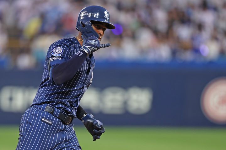 [서울=뉴시스] 프로야구 삼성 라이온즈 르윈 디아즈가 14일 대구 삼성라이온즈파크에서 열린 2025 신한 쏠뱅크 KBO리그 KT 위즈와의 경기에서 홈런을 터트린 뒤 세리머니를 펼치고 있다. (사진=삼성 라이온즈 제공) 2025.09.14. *재판매 및 DB 금지