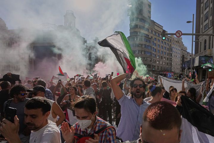 [스페인=AP/뉴시스] 14일(현지 시간) 스페인 마드리드에서 열린 세계 3대 도로 사이클 대회 '부엘타 아 에스파냐'에서 친팔레스타인 시위대가 경기 진행을 방해하고 있다. 2025.09.15.