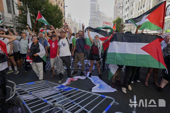 [스페인=AP/뉴시스] 14일(현지 시간) 스페인 마드리드에서 열린 세계 3대 도로 사이클 대회 '부엘타 아 에스파냐'에서 친팔레스타인 시위대가 구호를 외치고 있다. 2025.09.15.