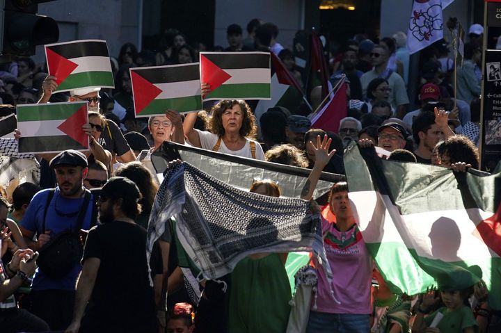 [스페인=AP/뉴시스] 14일(현지 시간) 스페인 마드리드에서 열린 세계 3대 도로 사이클 대회 '부엘타 아 에스파냐'에서 친팔레스타인 시위대가 구호를 외치고 있다. 2025.09.15.