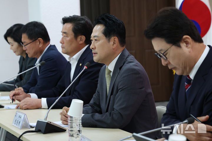 [부산=뉴시스] 하경민 기자 = 장동혁 국민의힘 대표가 15일 부산 수영구 부산시당에서 열린 현장 최고위원회에 참석, 발언을 하고 있다. 2025.09.15. yulnetphoto@newsis.com