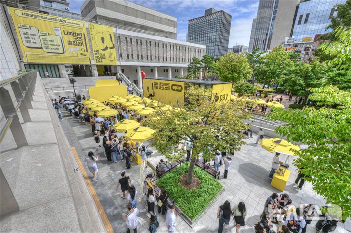 [서울=뉴시스]올해 첫 '서울아트굿즈페스티벌'이 지난 13~14일 세종문화회관 야외 공간에서 개최됐다. (사진=세종문화회관 제공)