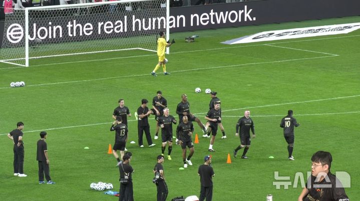 [서울=뉴시스] SOOP 스트리머 '감스트'가 지난 14일 오후 넥슨 '2025 아이콘 매치: 창의 귀환, 반격의 시작'이 열린 서울월드컵경기장에서 마련된 SOOP 코스트리밍 존에서 현장 중계를 진행했다. (사진=SOOP '감스트' 채널 캡처)