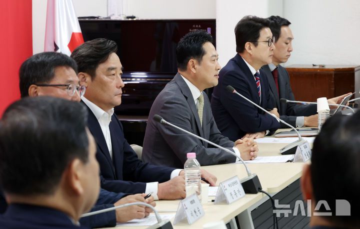 [부산=뉴시스] 하경민 기자 = 장동혁 국민의힘 대표가 15일 부산 수영구 부산시당에서 열린 현장 최고위원회에 참석, 발언을 하고 있다. 2025.09.15. yulnetphoto@newsis.com