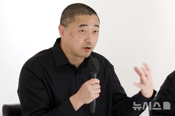 [서울=뉴시스] 박진희 기자 = ‘종이 동물원’ 작가 켄 리우가 15일 서울 중구 달개비에서 내한 기자간담회를 하고 있다. 작가는 ‘종이 동물원’으로 휴고상·네뷸러상·세계환상문학상을 동시에 수상한 최초의 작가이다. 2025.09.15. pak7130@newsis.com