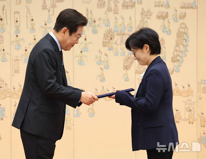 [서울=뉴시스] 고범준 기자 = 이재명 대통령이 15일 서울 용산 대통령실 청사에서 열린 임명장 수여식에서 원민경 여성가족부 장관에게 임명장을 수여하고 하고 있다. (대통령실통신사진기자단) 2025.09.15. bjko@newsis.com