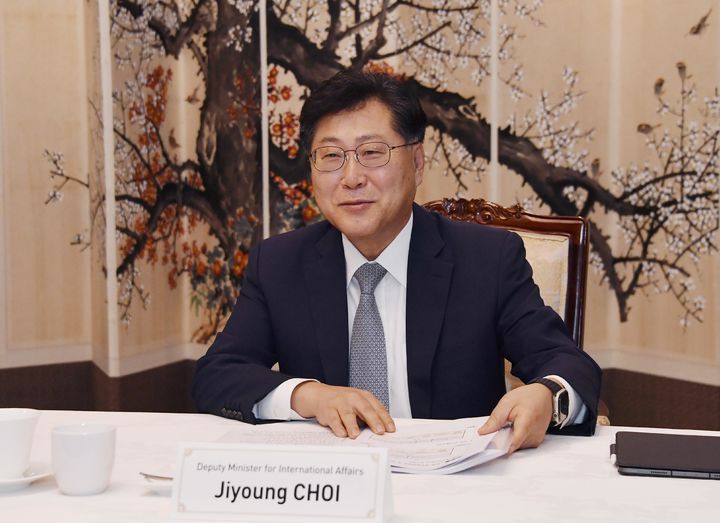 [서울=뉴시스] 최지영 기획재정부 국제경제관리관이 15일 오후 서울 종로구 정부서울청사에서 열린 '한일 재무차관회의'에서 미무라 아츠시 일본 재무성 재무관과 논의하고 있다. (사진=기획재정부 제공) 2025.09.15. photo@newsis.com *재판매 및 DB 금지