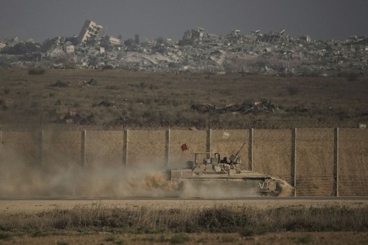 [AP/뉴시스] 16일(현지 시간) 이스라엘 남부에서 바라본 가자지구에서 이스라엘 장갑차가 국경을 따라 이동하고 있다. 2025.09.16.