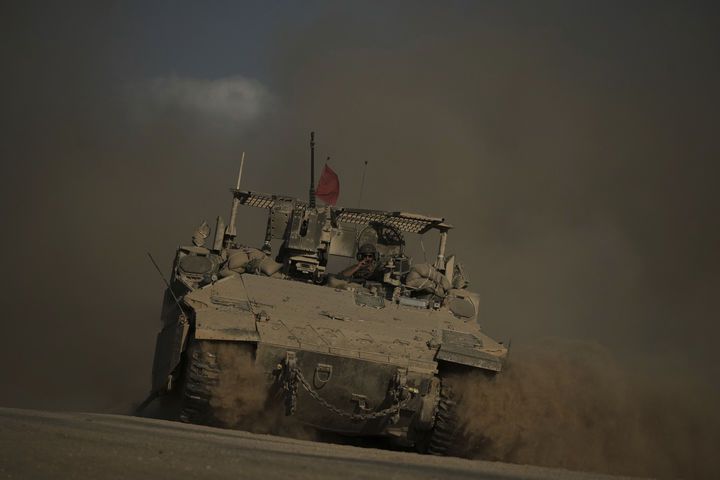 [AP/뉴시스] 지난 16일(현지 시간) 이스라엘 남부에서 이스라엘 장갑차가 가자지구와 국경을 따라 이동하고 있다. 2025.09.18.