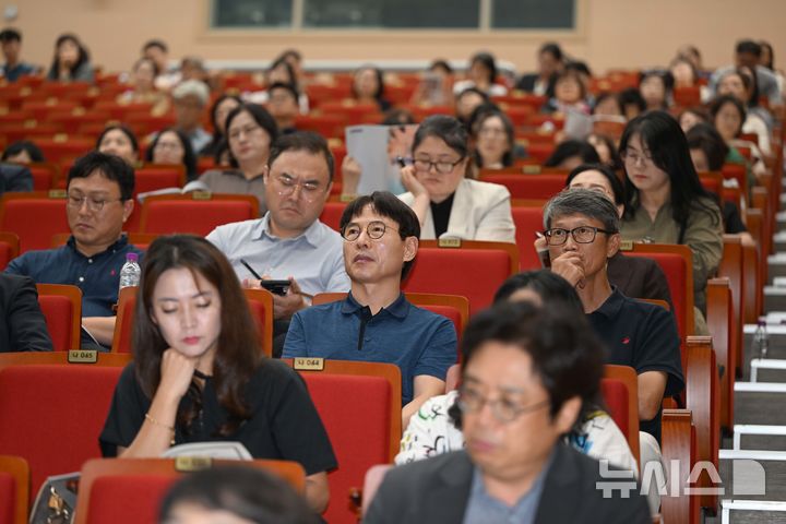 [순천=뉴시스] 이현행 기자 = 16일 오후 전남 순천만생태교육원에서 뉴시스광주전남본부와 전남교육청이 주최·주관한 '존중과 공존, 학교를 바꾸는 힘' 교육활동보호포럼이 열린 가운데 일선 교사들이 발표를 경청하고 있다. 2025.09.16. lhh@newsis.com