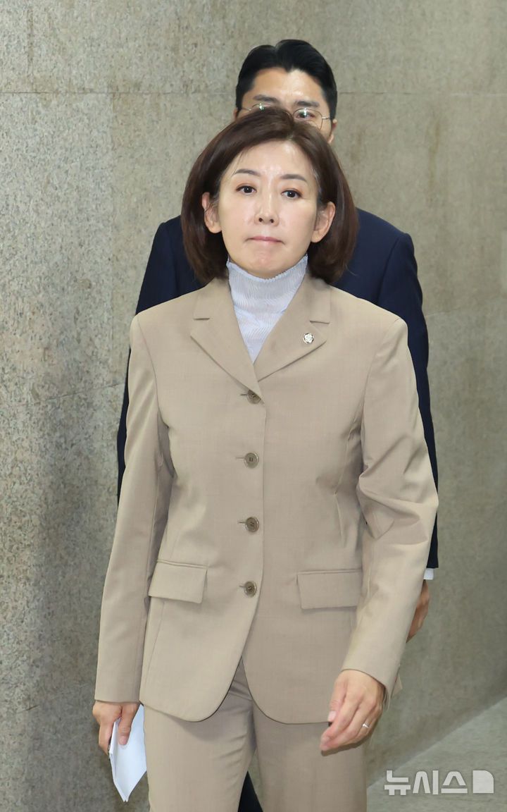 [서울=뉴시스] 고승민 기자 = 국민의힘 나경원 등 법제사법위원회 위원들이 16일 서울 여의도 국회에서 법사위 간사 선임 관련 기자회견을 하기 위해 취재진 앞으로 향하고 있다. 2025.09.16. kkssmm99@newsis.com