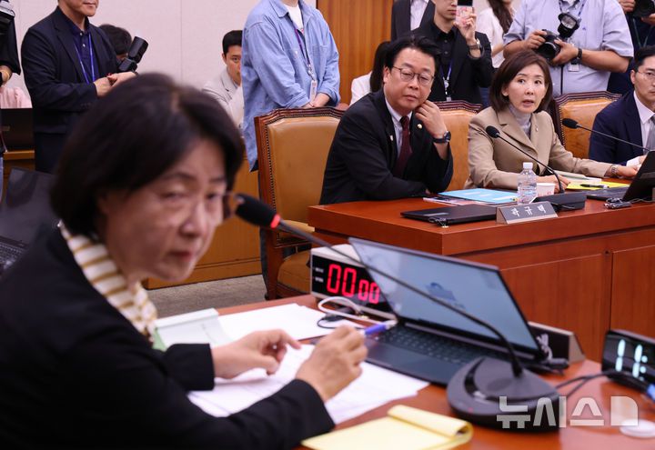 [서울=뉴시스] 김명년 기자 = 나경원 국민의힘 의원이 16일 오전 서울 여의도 국회에서 열린 법제사법위원회 전체회의에서 추미애 위원장에게 항의하고 있다. 2025.09.16. kmn@newsis.com