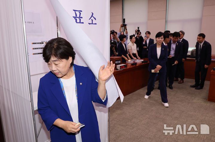 [서울=뉴시스] 김명년 기자 = 서영교 더불어민주당 의원이 16일 오전 서울 여의도 국회에서 열린 법사위 전체회의에서 나경원 의원 간사 선임안에 대한 무기명 투표를 하고 있다. 2025.09.16. kmn@newsis.com