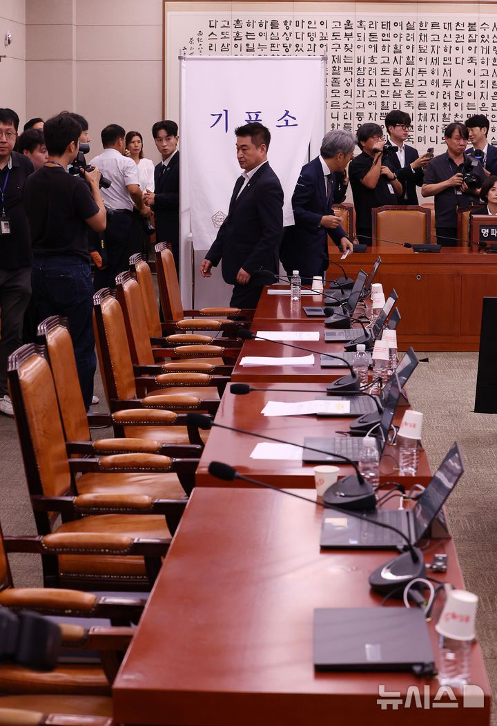 [서울=뉴시스] 김명년 기자 = 16일 오전 서울 여의도 국회에서 열린 법제사법위원회 전체회의에서 국민의힘 의원들이 불참한 채 나경원 의원 간사 선임안에 대한 무기명 투표가 진행되고 있다. 2025.09.16. kmn@newsis.com