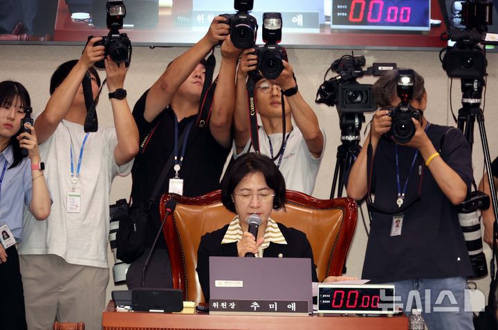 [서울=뉴시스] 조성봉 기자 = 추미애 국회 법사위원장이 16일 서울 여의도 국회에서 열린 법제사법위원회 전체회의에서 음향기기 문제로 무선마이크를 들고 발언을 하고 있다. 2025.09.16. suncho21@newsis.com