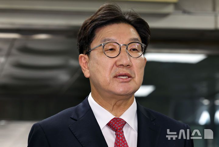 [서울=뉴시스] 최진석 기자 = 전직 통일교 간부에게 불법 정치자금을 수수한 혐의를 받는 권성동 국민의힘 의원이 지난 16일 서울 서초구 서울중앙지법으로 구속 전 피의자 심문(영장실질심사)을 받기 위해 이동하며 발언하고 있다. 2025.09.16. myjs@newsis.com