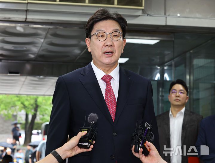 [서울=뉴시스] 최진석 기자 = 전직 통일교 간부에게 불법 정치자금을 수수한 혐의를 받는 권성동 국민의힘 의원이 16일 서울 서초구 서울중앙지법으로 구속 전 피의자 심문(영장실질심사)을 받기 위해 이동하며 발언하고 있다. 2025.09.16. myjs@newsis.com