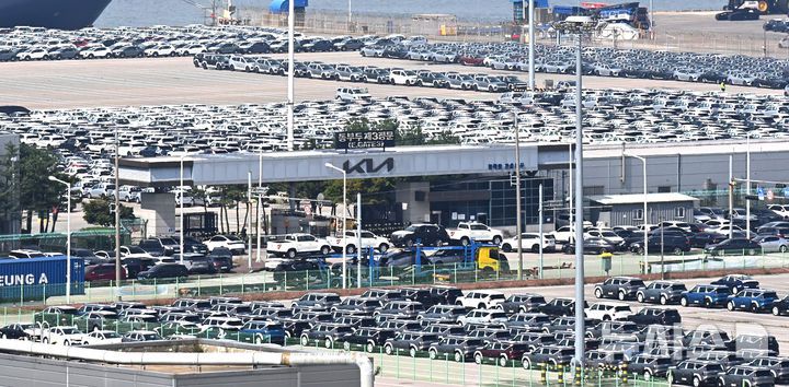 [평택=뉴시스] 김종택 기자 = 16일 경기 평택시 포승읍 평택항 자동차 전용부두에 수출용 차량이 세워져 있는 모습. 2025.09.16. jtk@newsis.com