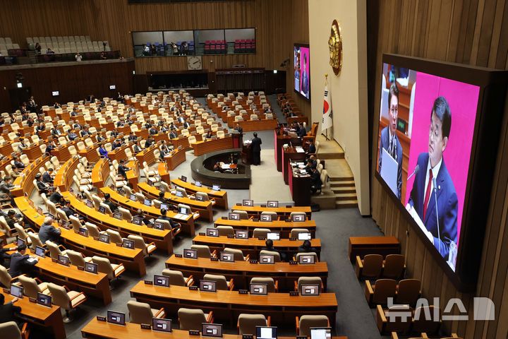 [서울=뉴시스] 조성봉 기자 = 김민석 국무총리가 16일 서울 여의도 국회에서 열린 제429회국회(정기회) 제6차 본회의 외교통일안보에 관한 대정부질문에서 배준영 국민의힘 의원의 질의에 답변하고 있다.  2025.09.16. suncho21@newsis.com