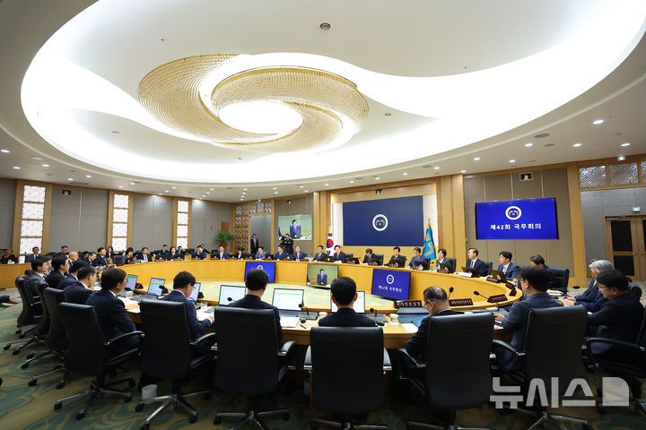 [세종=뉴시스] 고범준 기자 = 이재명 대통령이 16일 세종시 정부세종청사에서 열린 제42회 국무회의에서 발언하고 있다. (대통령실통신사진기자단) 2025.09.16. bjko@newsis.com