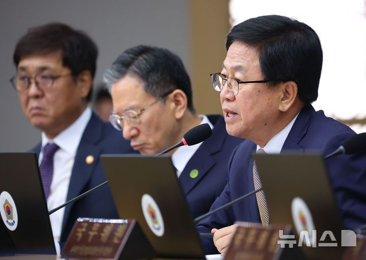 [세종=뉴시스] 고범준 기자 = 최교진 사회부총리 겸 교육부 장관이 16일 세종시 정부세종청사에서 열린 제42회 국무회의에서 발언하고 있다. (대통령실통신사진기자단) 2025.09.16. bjko@newsis.com