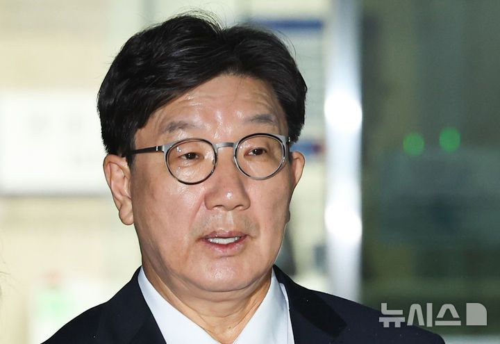 [서울=뉴시스] 최진석 기자 = 전직 통일교 간부에게 불법 정치자금을 수수한 혐의를 받는 권성동 국민의힘 의원이 16일 서울 서초구 서울중앙지법에서 구속 전 피의자 심문(영장실질심사)을 마친 뒤 대기 장소인 서울구치소로 향하고 있다. 2025.09.16. myjs@newsis.com