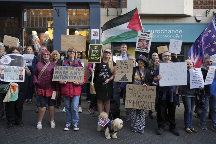 [윈저=AP/뉴시스] 16일(현지 시간) 영국 윈저에서 도널드 트럼프 미국 대통령의 방문에 반대하는 시위대가 각종 손팻말을 들고 구호를 외치고 있다. 2025.09.17.