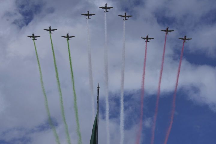 [멕시코시티=AP/뉴시스] 16일(현지 시간) 멕시코 수도 멕시코시티에서 열린 독립기념일 연례 군사 퍼레이드에서 곡예비행단이 멕시코 국기 색깔의 연막을 뿜으며 축하 비행하고 있다. 2025.09.17.