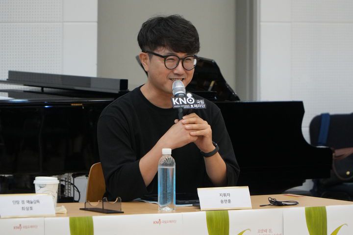 [서울=뉴시스] 17일 서울 서초구 예술의전당 N스튜디오에서 열린 '화전가' 제작발표회에서 지휘자 송안훈이 발언하고 있다. (사진=국립오페라단 제공) 2025.09.17. photo@newsis.com *재판매 및 DB 금지
