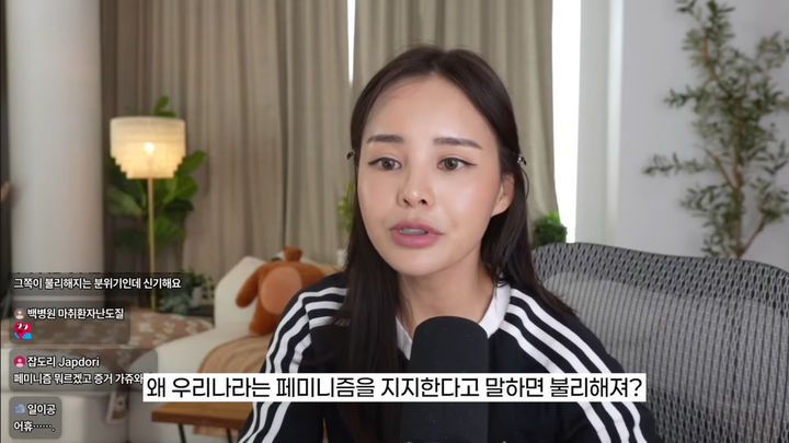 [서울=뉴시스] 유튜버 '썸머썸머'. (사진=유튜브 채널 캡처) *재판매 및 DB 금지