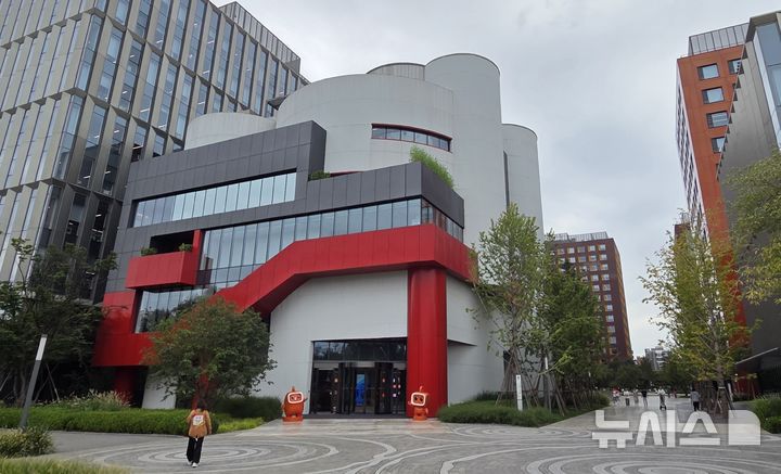 [베이징=뉴시스] 박정규 특파원 = 지난 16일 베이징 하이뎬구에 있는 중국 숏폼 동영상 플랫폼 기업 콰이쇼우(快手) 본사 모습. 2025.09.17 pjk76@newsis.com