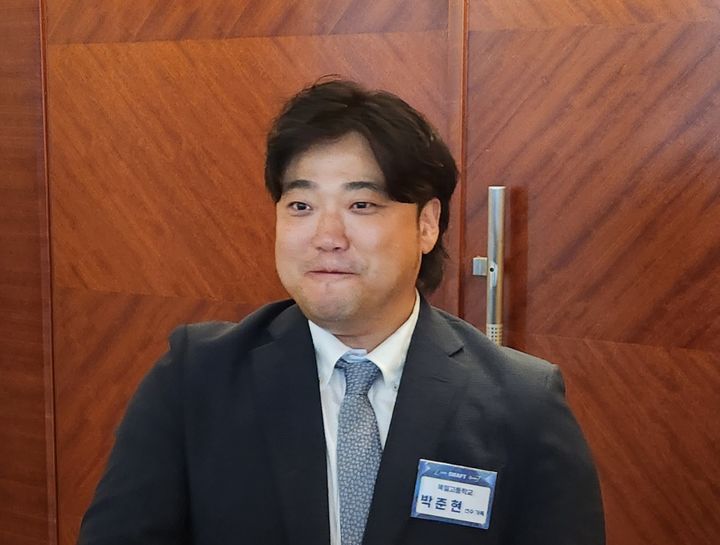 [서울=뉴시스] 박윤서 기자 = 박석민이 17일 서울 송파구 롯데호텔 월드 크리스탈 볼룸에서 열린 2026 KBO 신인 드래프트가 끝난 뒤 취재진과 인터뷰를 하고 있다. 2025.09.17. donotforget@newsis.com  *재판매 및 DB 금지