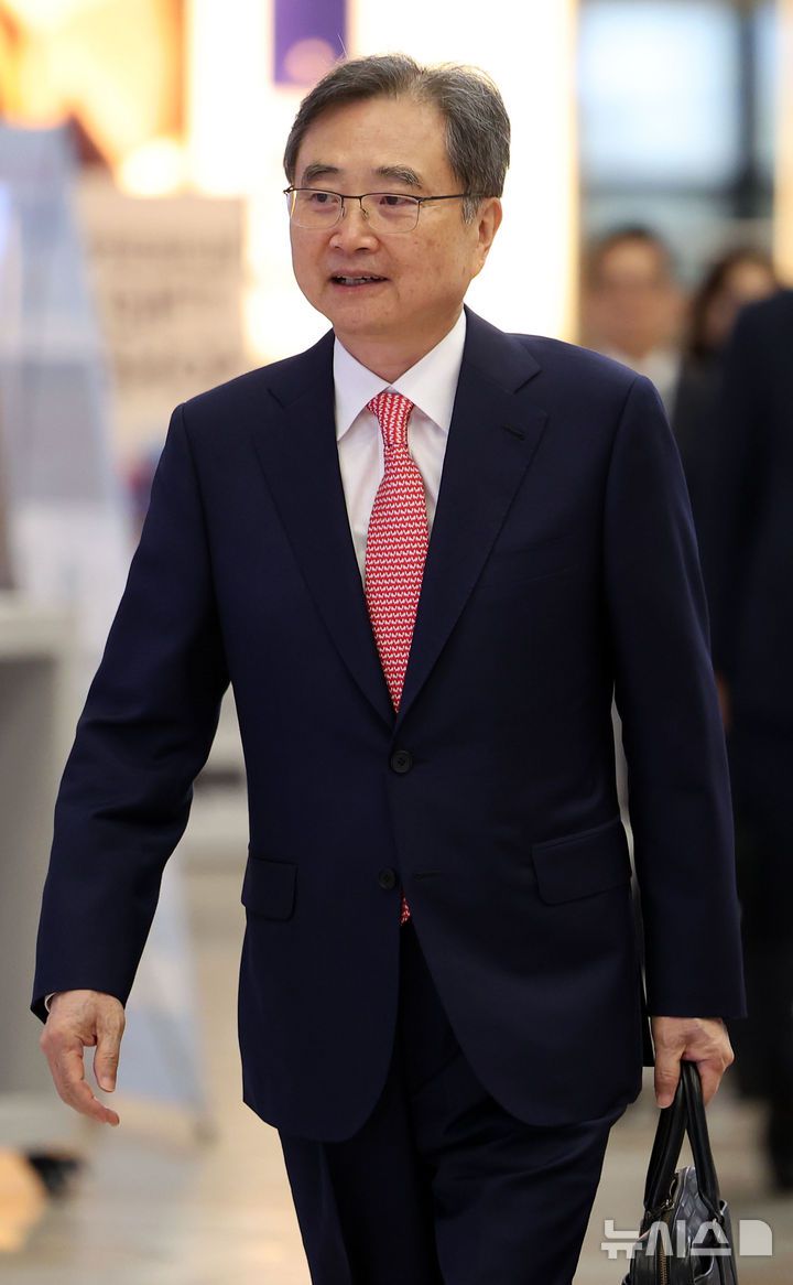 [서울=뉴시스] 김선웅 기자 = 조현 외교부 장관이 17일 서울 강서구 김포국제공항을 통해 중국으로 출국하고 있다.이재명정부 외교장관의 중국 방문은 이번이 처음이며 조현 장관은 중국 왕이 외교부장과 외교장관회담을 갖을 예정이다. 2025.09.17. mangusta@newsis.com