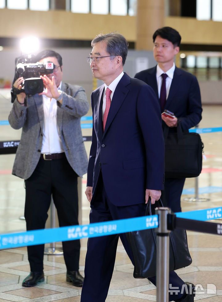 [서울=뉴시스] 김선웅 기자 = 조현 외교부 장관이 17일 서울 강서구 김포국제공항을 통해 중국으로 출국하고 있다.이재명정부 외교장관의 중국 방문은 이번이 처음이며 조현 장관은 중국 왕이 외교부장과 외교장관회담을 갖을 예정이다. 2025.09.17. mangusta@newsis.com