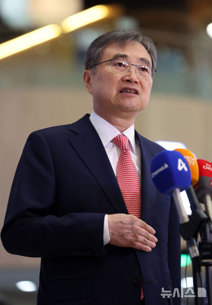 [서울=뉴시스] 김선웅 기자 = 조현 외교부 장관이 17일 서울 강서구 김포국제공항을 통해 중국으로 출국하며 취재진 질문에 답변하고 있다.이재명정부 외교장관의 중국 방문은 이번이 처음이며 조현 장관은 중국 왕이 외교부장과 외교장관회담을 갖을 예정이다. 2025.09.17. mangusta@newsis.com