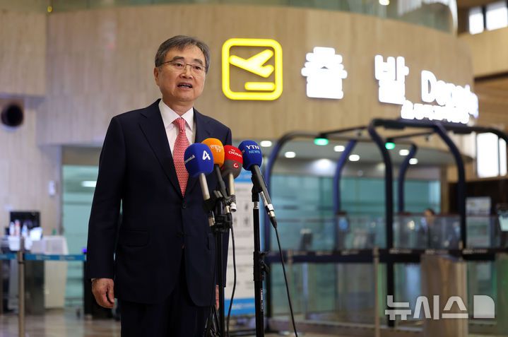 [서울=뉴시스] 김선웅 기자 = 조현 외교부 장관이 17일 서울 강서구 김포국제공항을 통해 중국으로 출국하며 취재진 질문에 답변하고 있다.이재명정부 외교장관의 중국 방문은 이번이 처음이며 조현 장관은 중국 왕이 외교부장과 외교장관회담을 갖을 예정이다. 2025.09.17. mangusta@newsis.com