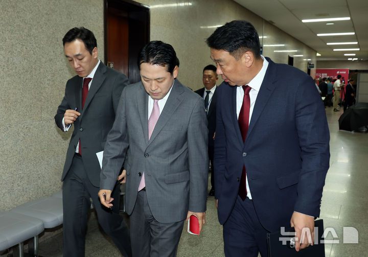 [서울=뉴시스] 고승민 기자 = 장동혁 국민의힘 대표가 17일 서울 여의도 국회에서 권성동 의원 구속 관련 차담회 참석 후 이동하고 있다. 2025.09.17. kkssmm99@newsis.com