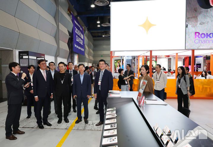 [서울=뉴시스] 배훈식 기자 = 최휘영 문화체육관광부 장관이 17일 오전 서울 강남구 코엑스에서 열린 국제방송영상마켓(BCWW2025) 전시장을 둘러보고 있다. 2025.09.17. dahora83@newsis.com