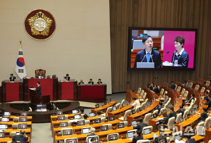 [서울=뉴시스] 고승민 기자 = 이언주 더불어민주당 최고위원과 구윤철 경제부총리 겸 기획재정부 장관이 17일 서울 여의도 국회에서 열린 제429회국회(정기회) 제7차 본회의 '경제에 관한 질문'에서 질문과 답변을 잇고 있다. 2025.09.17. kkssmm99@newsis.com