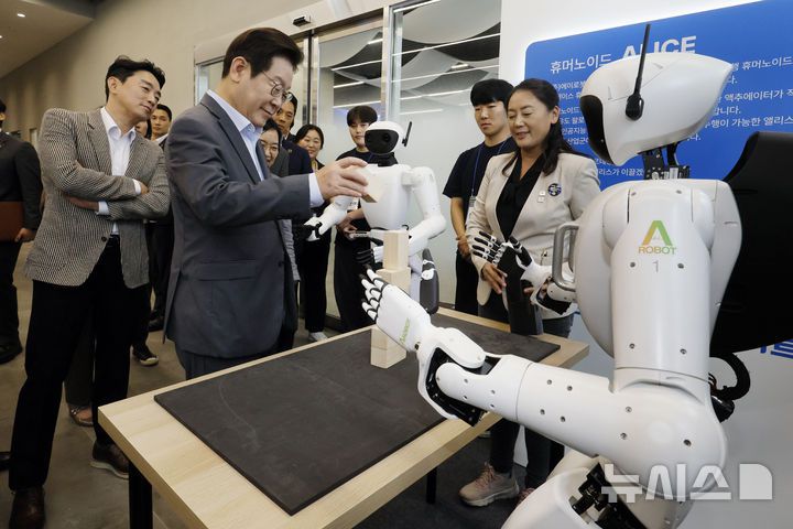 [성남=뉴시스] 고범준 기자 = 이재명 대통령이 17일 경기도 성남시 스타트업 스퀘어에서 스타트업 전시 부스를 방문해 에이로봇 시연을 관람하고 있다. 2025.09.17. bjko@newsis.com