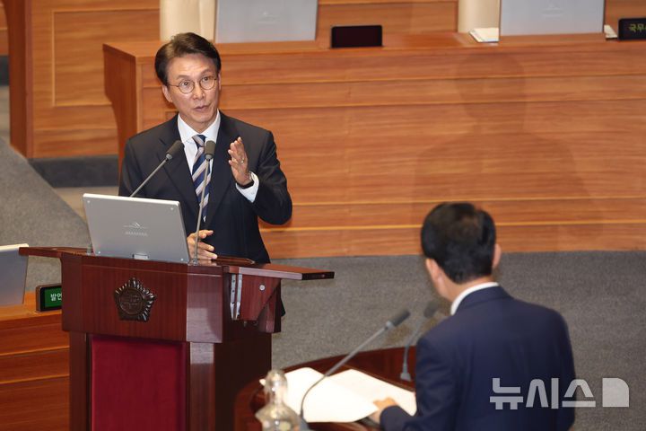 [서울=뉴시스] 김명년 기자 = 김민석 국무총리가 17일 오후 서울 여의도 국회 본회의에서 김상훈 국민의힘 의원의 대정부 질문에 답변하고 있다. 2025.09.17. kmn@newsis.com