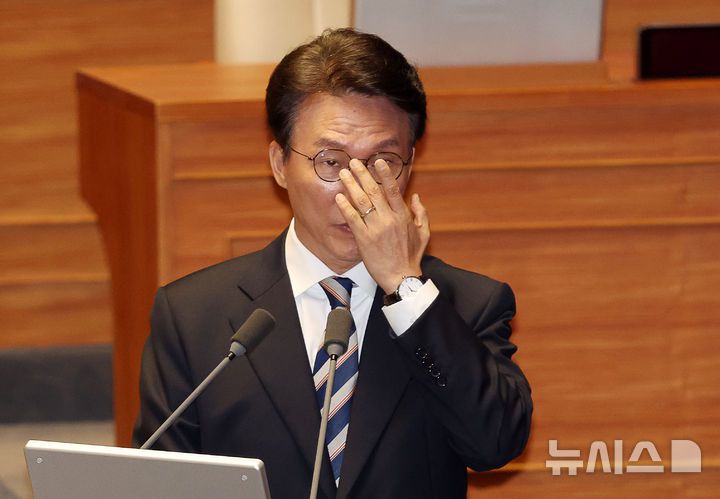 [서울=뉴시스] 김명년 기자 = 김민석 국무총리가 17일 오후 서울 여의도 국회 본회의에서 김상훈 국민의힘 의원의 대정부 질문에 답변 중 안경을 만지고 있다. 2025.09.17. kmn@newsis.com